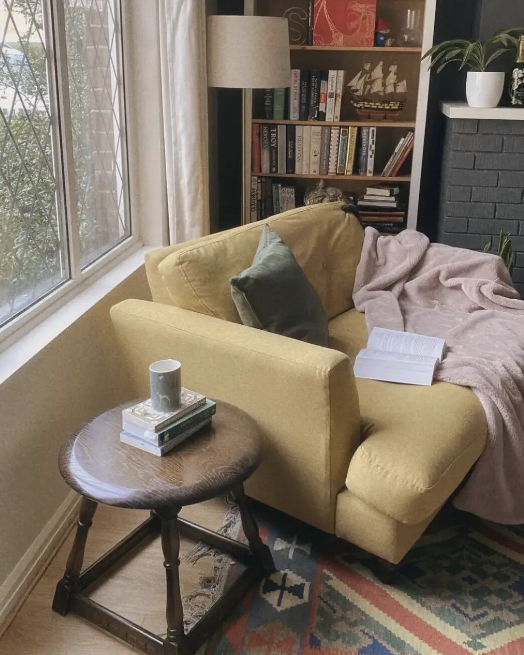 Как создать книжный уголок в вашем доме независимо от его размеров уголок, чтобы, пространство, книжный, ковер, место, могут, может, чтения, столик, уютное, нужно, идеальное, кресло, комнаты, другой, будет, немного, местом, пространства