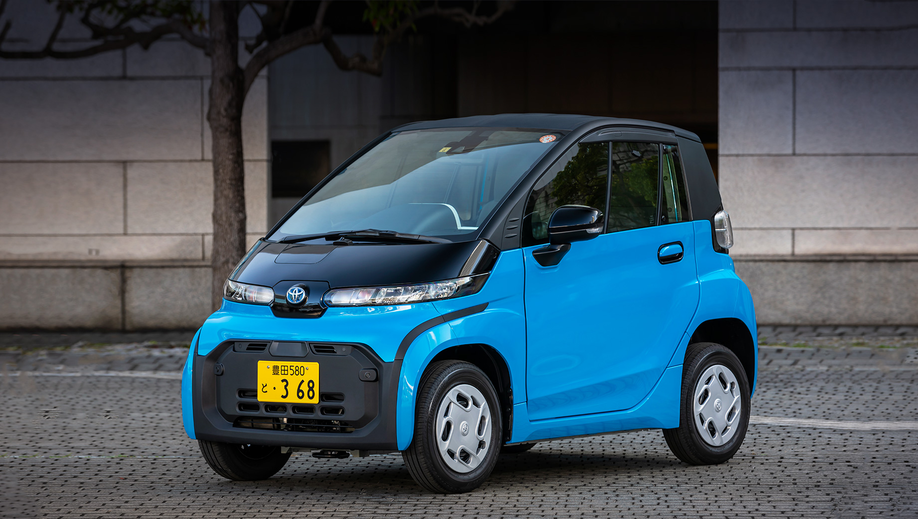 Toyota c+pod. Электромотор 1RM выдаёт лишь 9,2 кВт (12,5 л.с., 56 Н•м), поэтому максималка — 60 км/ч. Это не единственная проблема. «Быструю» зарядку С+pod не поддерживает, а при подключении к розетке на 200 В/16 А для достижения 100% требуется пять часов. Вариант 100 В/6 А означает около 16 ч. 