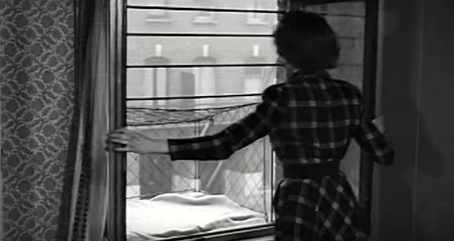 Детки в клетках: как возникла странная мода проветривать малышей за окном и чем всё закончилось Детки в клетках: как возникла странная мода проветривать малышей за окном и чем всё закончилось дети,изобретения,общество,странности