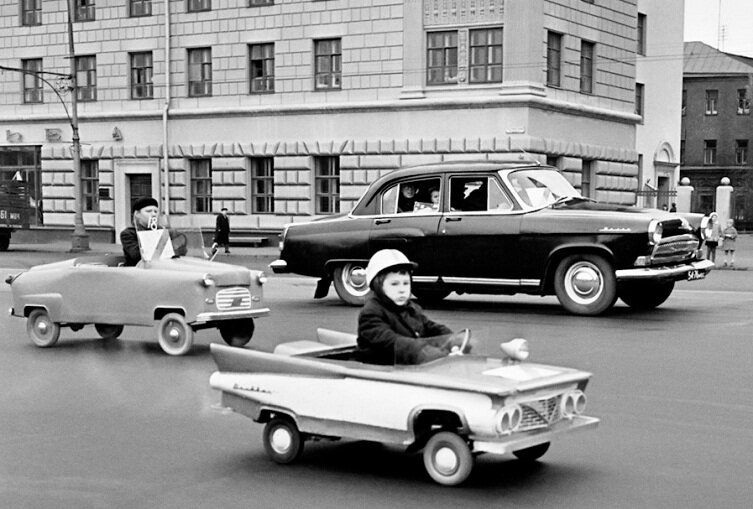 Чем был личный автомобиль, для простого советского человека автомобиль, семьи, машина, людей, советских, помощником, только, членом, средством, гдето, очень, мечта, Москвича, личный, Джентельмены, удачиАвтомашину, фильма,    Молодой, куплю, магнитофоном