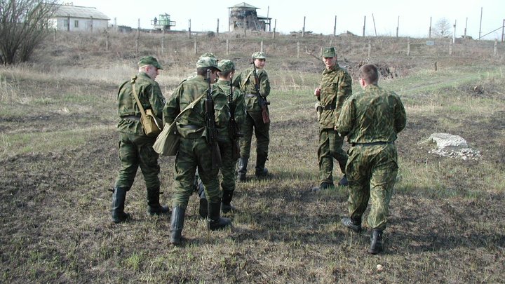 Россия стягивает войска к границе? Белорусы в надежде вернуть туристов шлют поезда