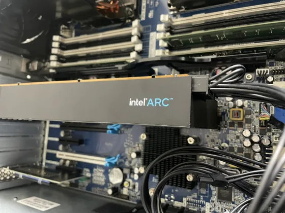 Оказывается, у Intel была игровая видеокарта с 512-битной шиной и 16 ГБ памяти. Уникальную Intel Arc A750 показали на фото