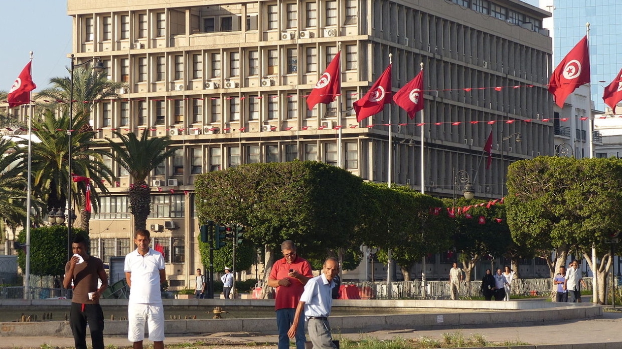 Президент Туниса запретил любые перемещения в стране в ночное время Политика