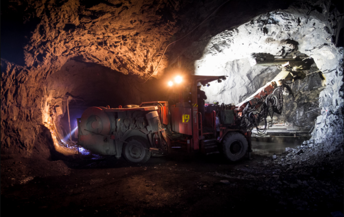 Процесс добычи железной руды значительно упростился с появлением буровых машин и другой спецтехники / Фото: feelek.livejournal.com