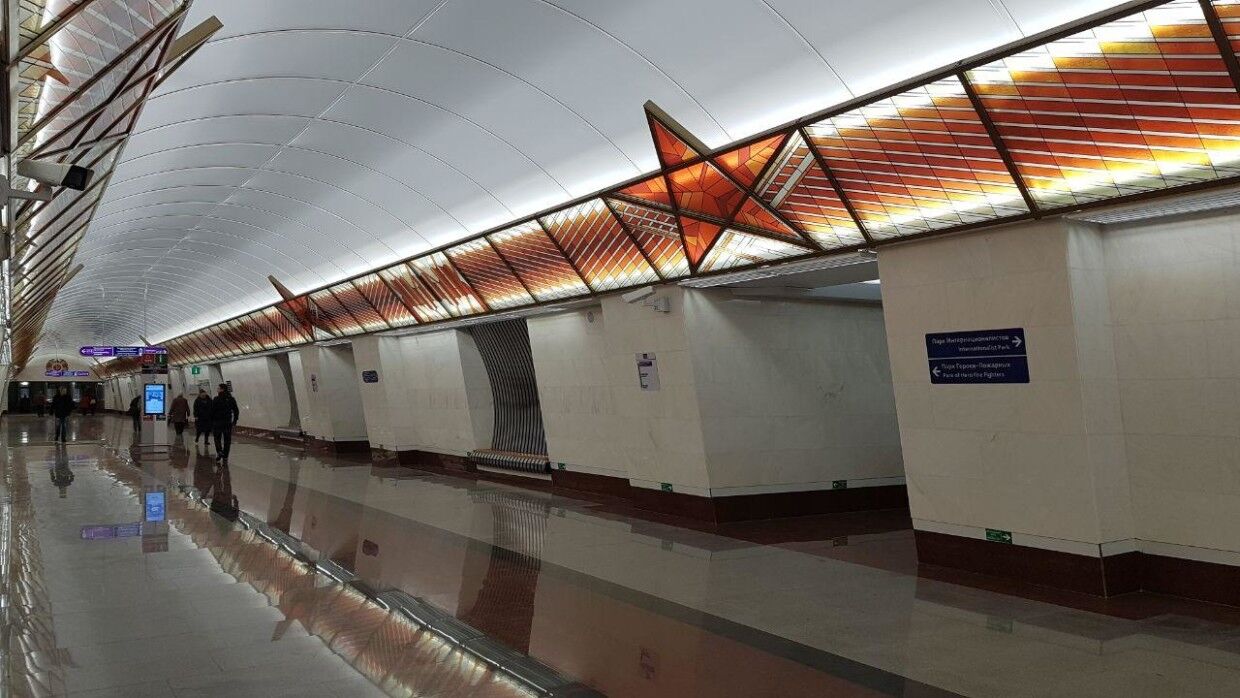 Злоумышленники изуродовали свастикой стену метро в Петербурге
