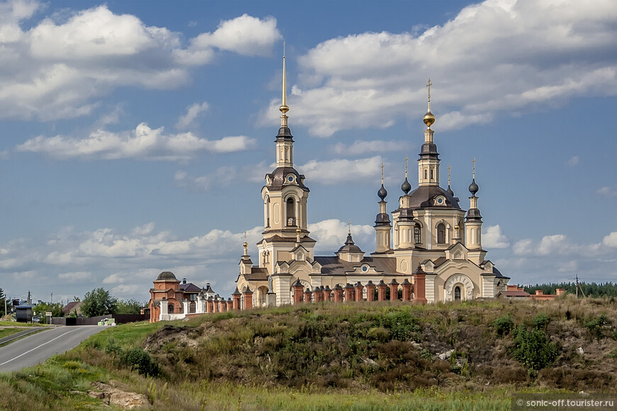 Николаевская церковь была построена в 1734 году тщанием епископа Православной российской церкви Иоакимом. Перестроена в 1890-1900 гг. В 1937 году церковь превратили в зернохранилище.

