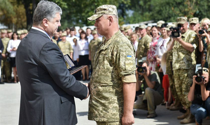 Порошенко похвалился, что раздал украинским военным 5 тысяч квартир