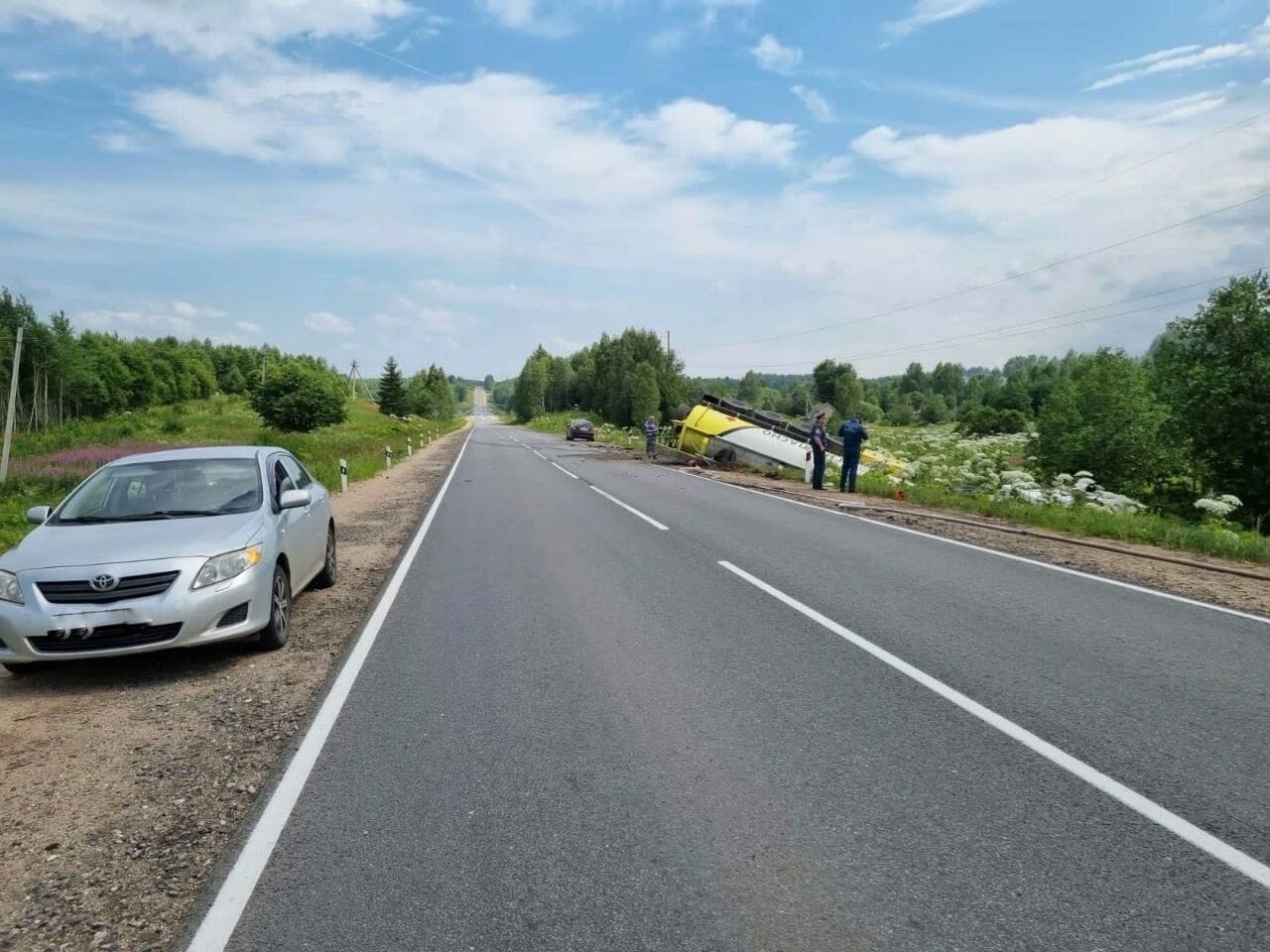 На дороге в Тверской области столкнулись легковушка и бензовоз