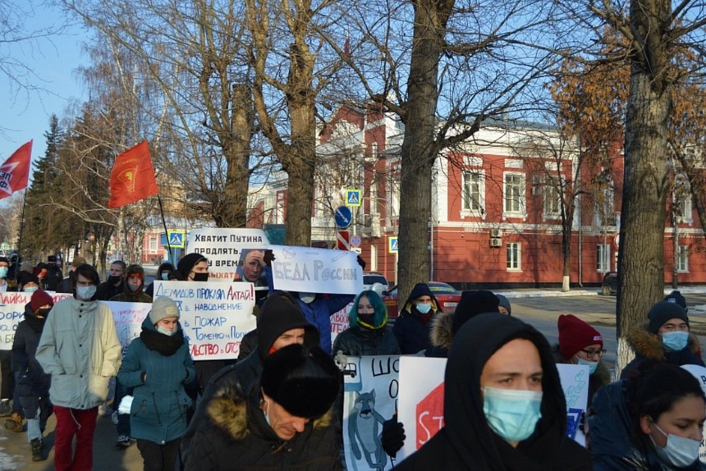«Хватит Путина продлять»: барнаульцы вышли на митинг против развала медицины КПРФ,медицина,митинг,общество,россияне