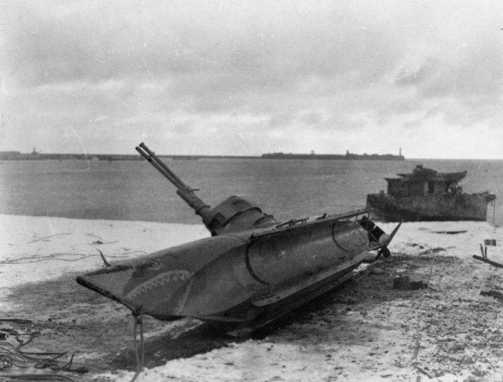Подлодка Biber для одиночек, выброшенная на берег. 1945 год.