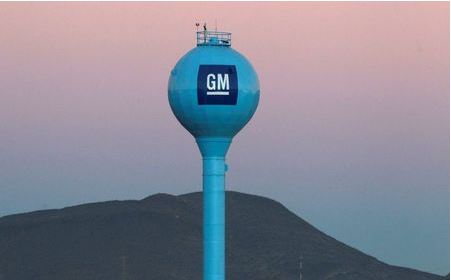 The GM logo is seen at the General Motors Assembly Plant in Ramos Arizpe, in Coahuila state, Mexico November 25, 2017. REUTERS/Daniel Becerril