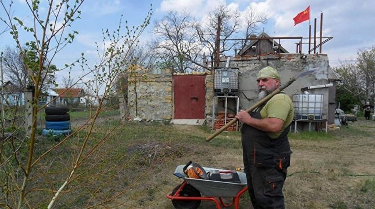 В Одессе над частным домом взвился флаг СССР В Одессе над частным домом взвился флаг СССР