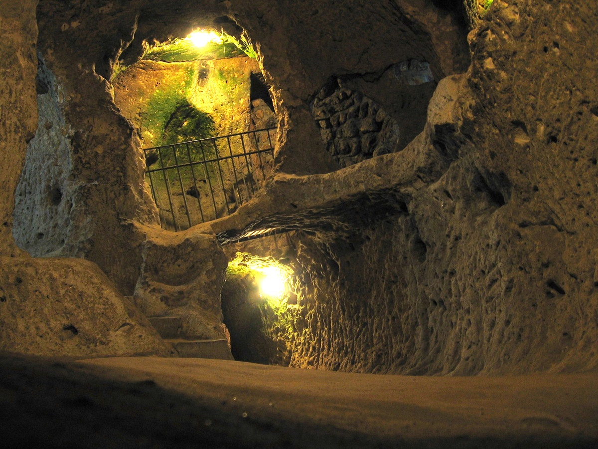 Город под землей китай. Деринкую подземный город. Подземный город Деринкую Турция. Деринкую Каппадокия. Древний подземный город Деринкую.