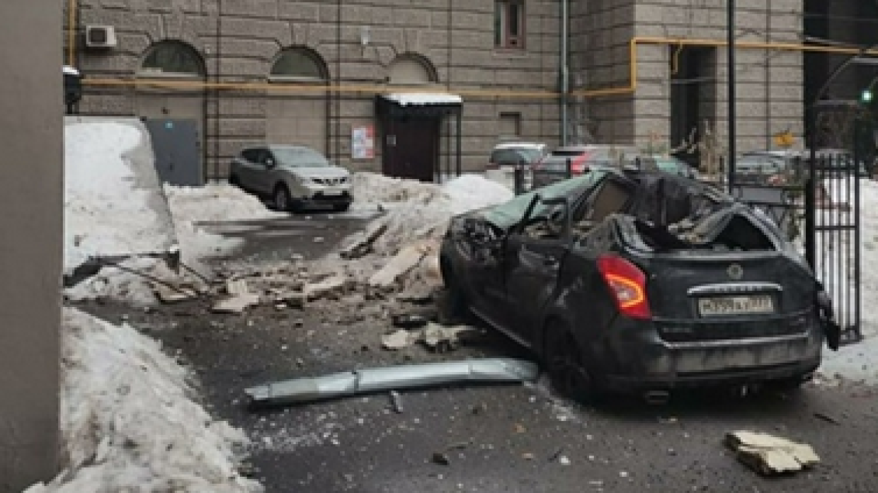 Карниз от жилого дома обрушился на автомобиль в Москве