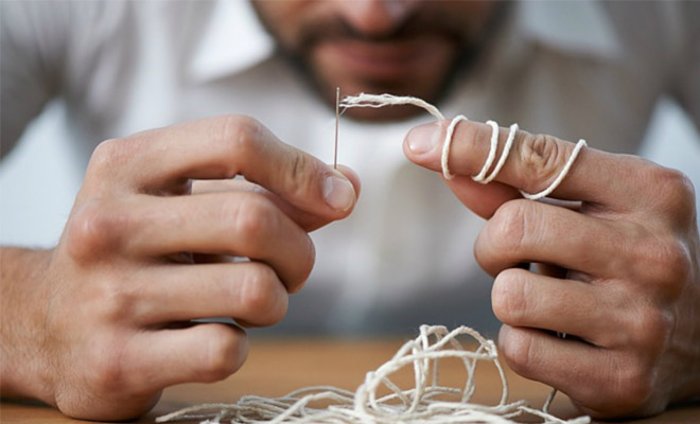 Простой способ вдеть нитку в иголку - просто и гениально!