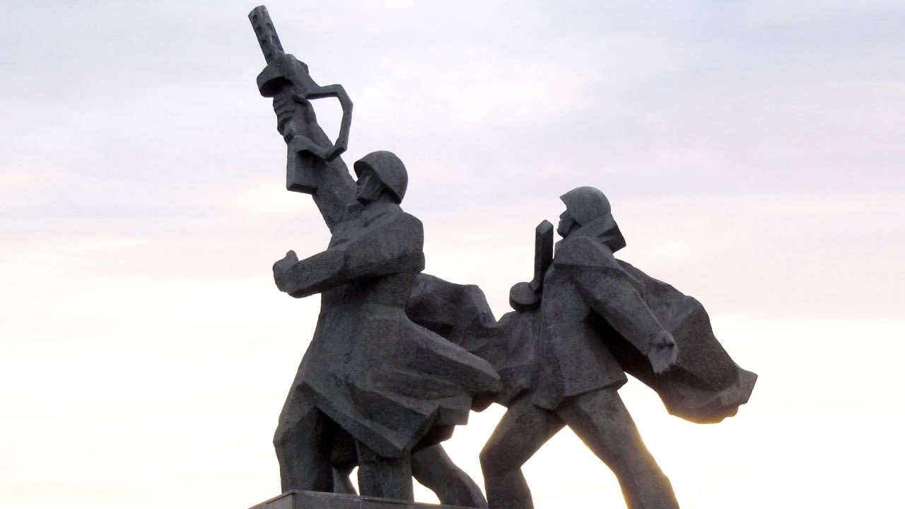 Профессор Межевич рассказал о возможных последствиях сноса памятников героям ВОВ в Латвии и Эстонии Политика