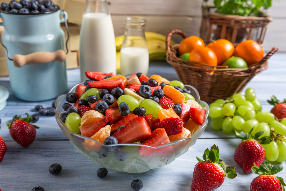 Фрукты и ягоды в прозрачной тарелке