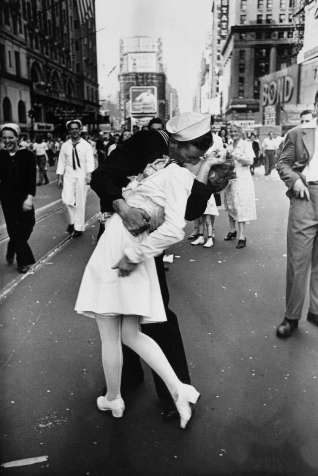 От фото к статуе: как случайный поцелуй стал символом победы в войне
