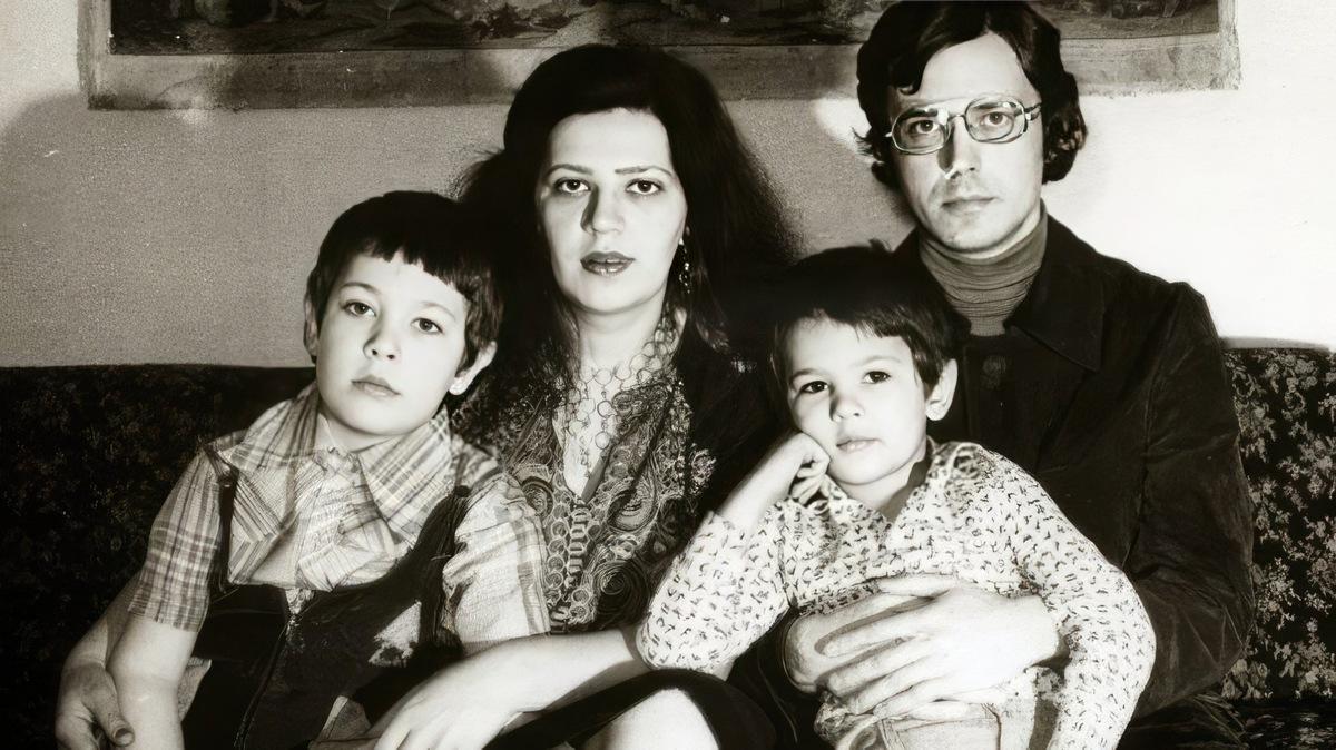 Всю жизнь женат на одной женщине и создал 20 изобретений: 5 фактов о младшем брате Артемия Лебедева Алексее Лебедев, Алексей, Артемий, Татьяны, Артемия, Лебедева, Толстой, английский, последние, свободное, который, занимается, Толстая, Америке, Александра, Мигдал, физики, высшего, своей, дочери