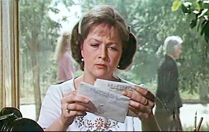 За кадром фильма «Одиноким предоставляется общежитие»: Почему создатели получали гневные письма после выхода картины на экраны