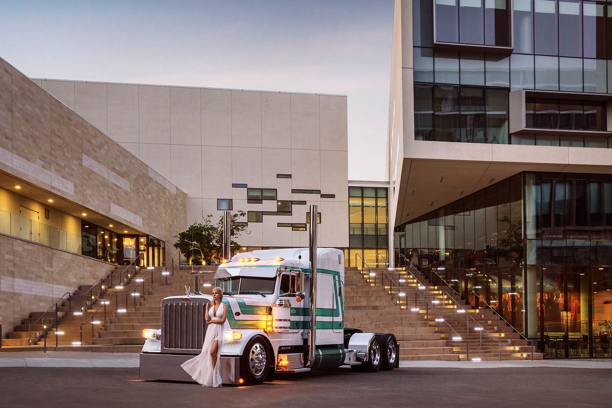 Девушки и тягачи Peterbilt Девушки и тягачи Peterbilt