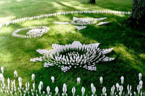 Необычные клумбы – из пластиковой посуды