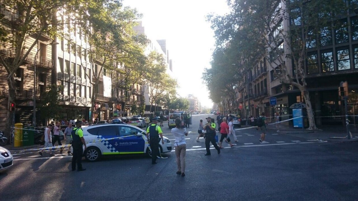 Очевидцы сняли на видео оторванные части тел жертв теракта в Барселоне
