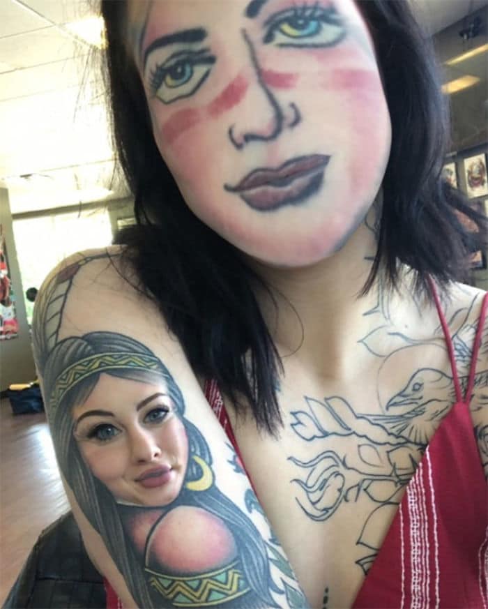девушка брюнетка с татуировками
