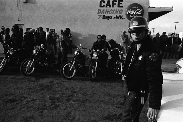 Местные органы правопорядка тщательно наблюдают за кафе в Бейкерсфилде, где "Ангелы Ада" устроили временную штаб-квартиру америка, ангелы ада, жизнь вне закона, интересно, история, мотоциклетные банды, мотоциклисты, фотохроника