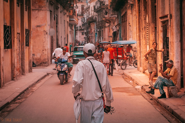 i-spent-20-days-in-cuba-documenting-the-life-of-local-people-24__880