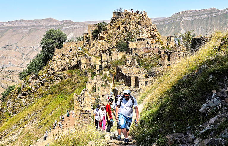 На фото: туристы в заброшенном селе Гамсутль.