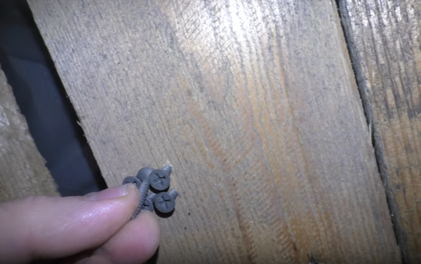 Как покрасить и высушить деталь не испачкавшись. Простейший подвес сделай сам,советы