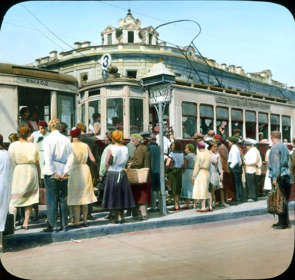 1931 год. Москва. Сцена на трамвайной остановке.