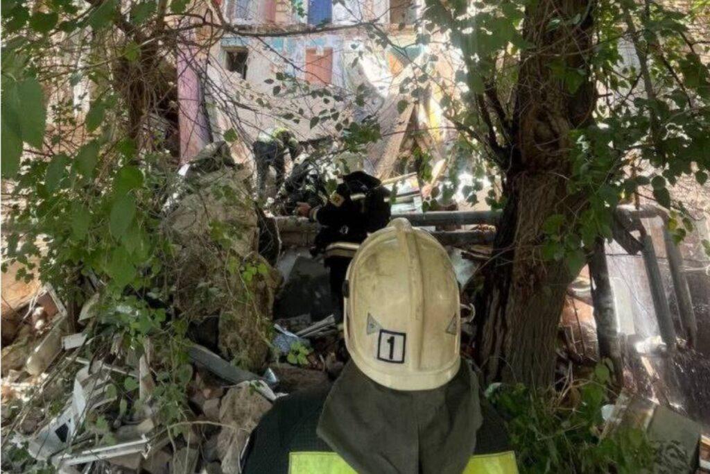 Спасатели ищут людей под завалами подъезда в Астрахани