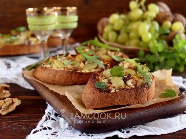 Брускетта с виноградом, орехами и сыром, рецепт с фото