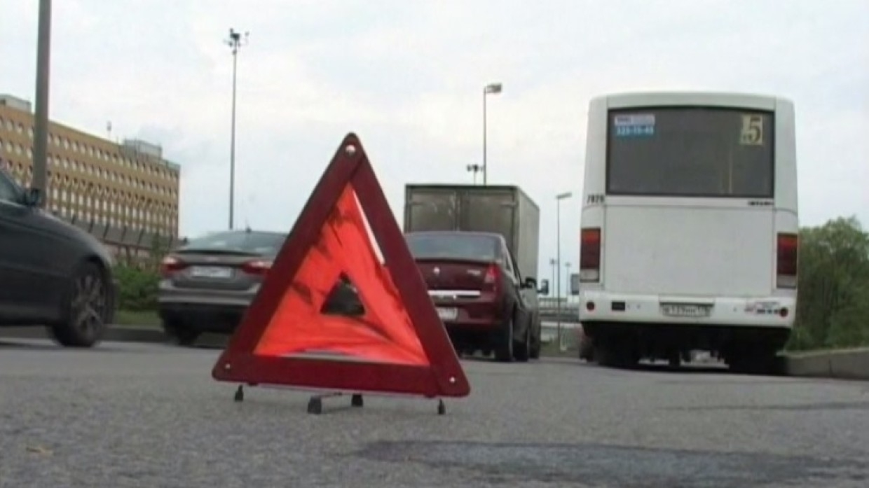 Легковушка врезалась в маршрутку у станции метро «Беговая»