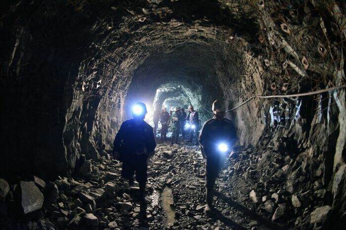 На глубину два километра ежедневно спускаются и поднимаются рабочие, чтобы добыть железную руду / Фото: norilsk.bezformata.com