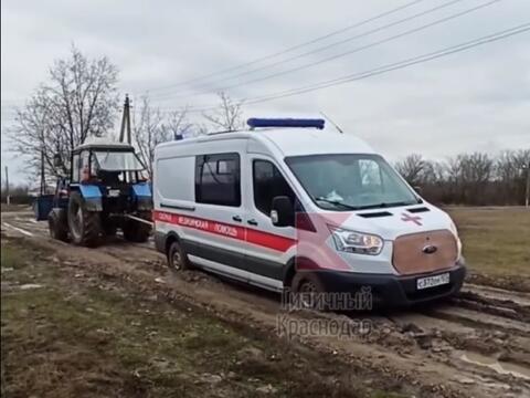 В кубанском хуторе Тимашевска автомобиль скорой помощи застрял в грязи (ВИДЕО)