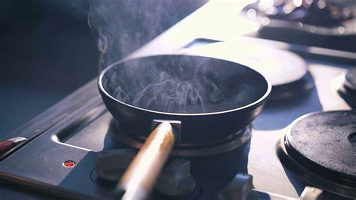 Если масло дымит, можно класть на сковороду мясо. / Фото: shutterstock.com