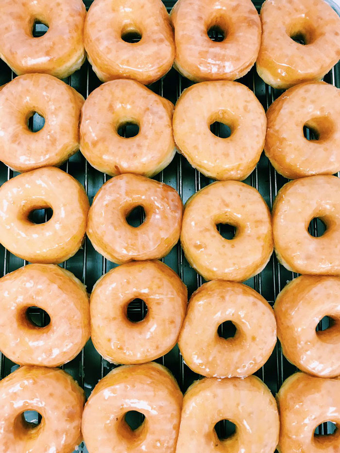 Я сфоткал грустного папу: никто не пришел в его магазин пончиков. И тут случилось чудо Я сфоткал грустного папу: никто не пришел в его магазин пончиков. И тут случилось чудо