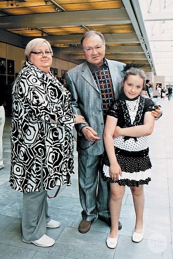 Юрий Кузнецов с женой Ириной и дочкой Александрой (фото: "vokrug.tv")