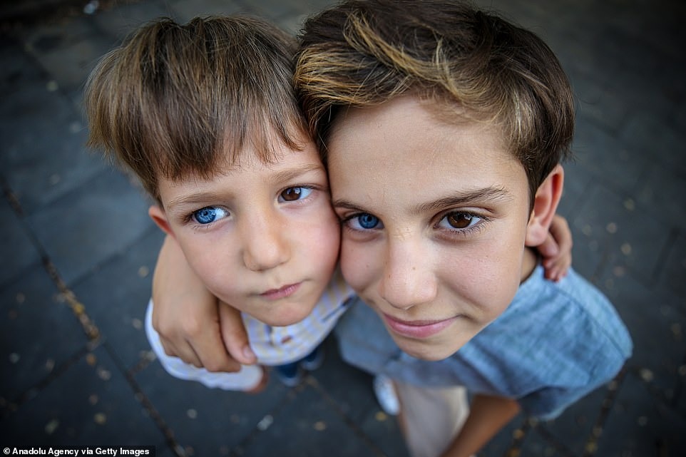 Братья из Турции с красивыми глазами разного цвета