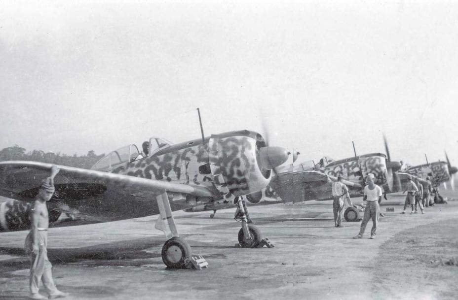 ​Ki-43-II «Хаябуса» 2-й эскадрильи 64-го сентая прогревают двигатели на авиабазе в Палембанге, август 1943 года keymilitary.com - Песни Warspot: Соколиная авиагруппа подполковника Като | Warspot.ru