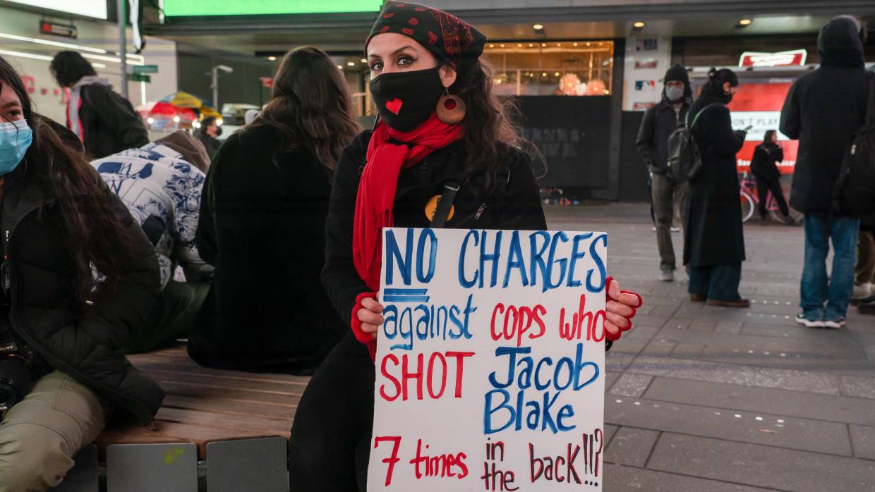 Минюст США не станет судить полицейского расстрелявшего безоружного афроамериканца