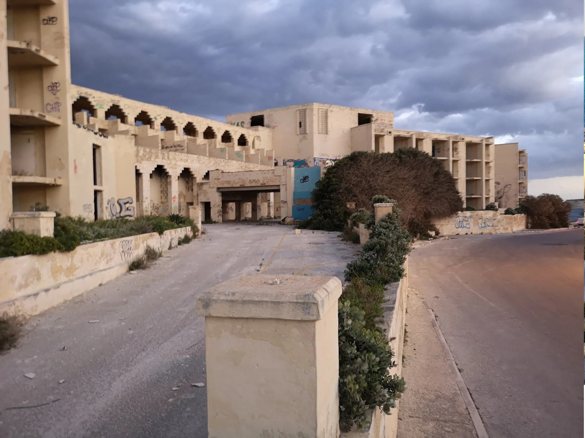 Заброшенный отель на Мальте с президентским люксом Каддафи Заброшенный отель на Мальте с президентским люксом Каддафи заграница,страны,туризм