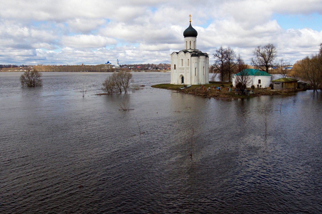 Храм Покрова на Нерли в половодье