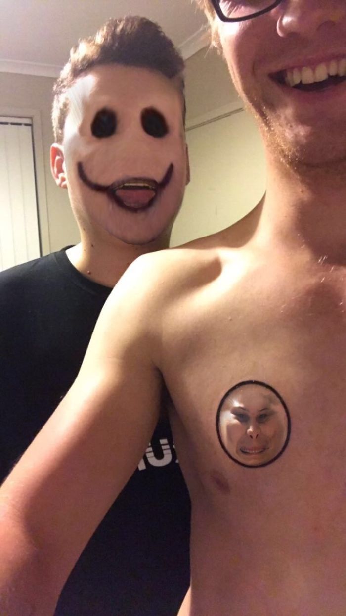 парень поменялся лицом с тату с груди его друга
