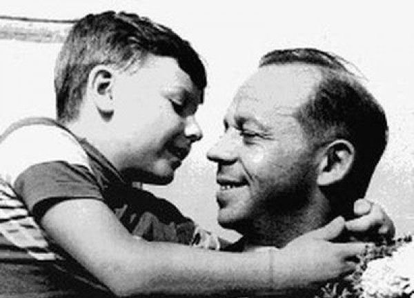 Как Тимура Гайдара заставили прыгать с парашютом Как Тимура Гайдара заставили прыгать с парашютом война и мир