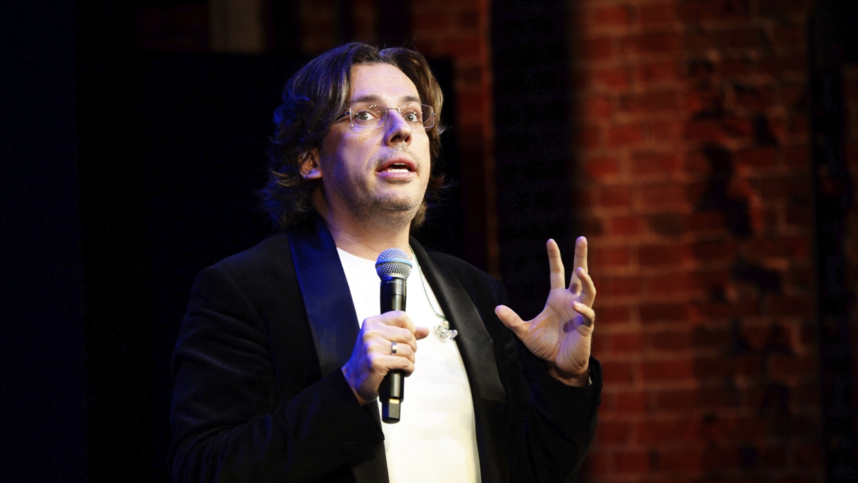 Максим Галкин с голым тором показал акробатические навыки