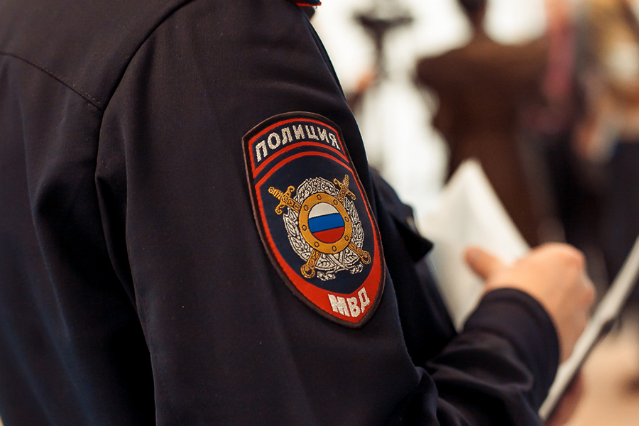 В Петербурге полицейский поймал выбросившуюся из окна пенсионерку